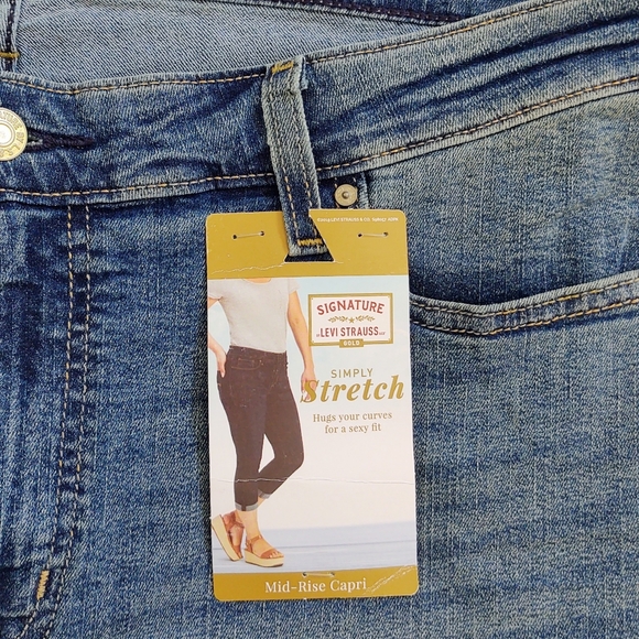 Signature by Levi Strauss & Co. Gold Label Women's Mid-Rise Slim Fit Capris 22 - Picture 3 of 3